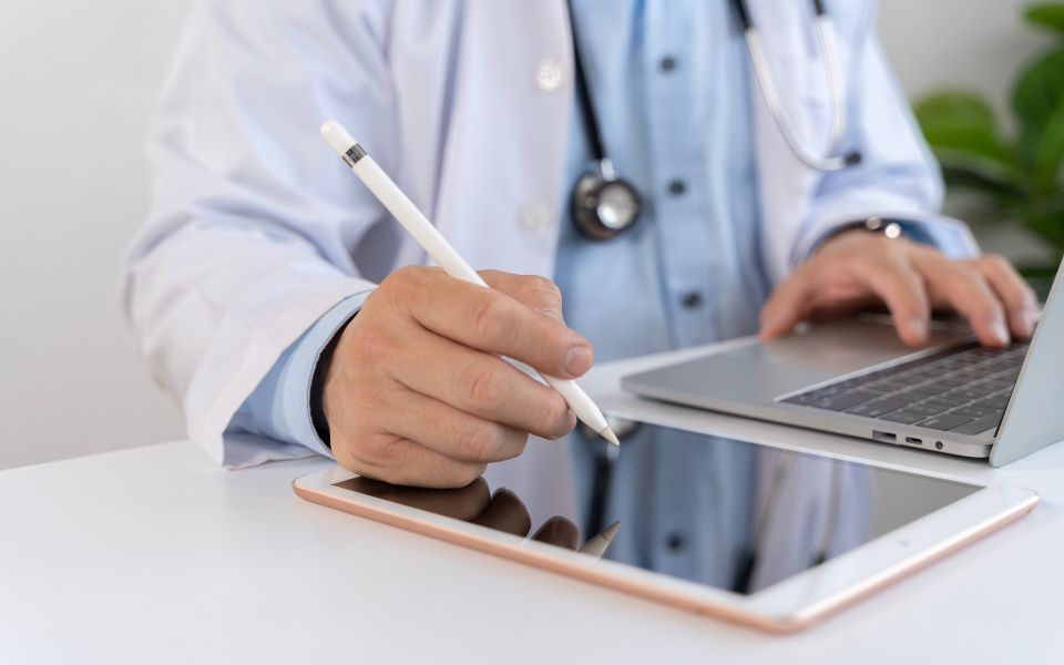 doctor-using-tablet-ai-functions-in-medical-cases
